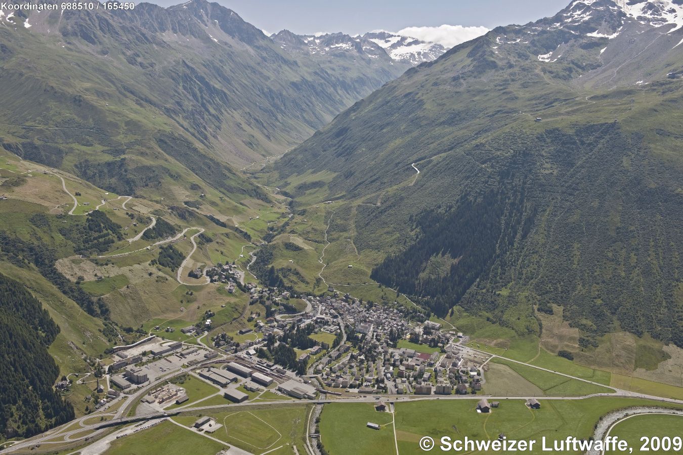 Andermatt: Blick Richtung SE 'Unteralp'; Passstrasse Oberalp Richtung NE (links im Bild)